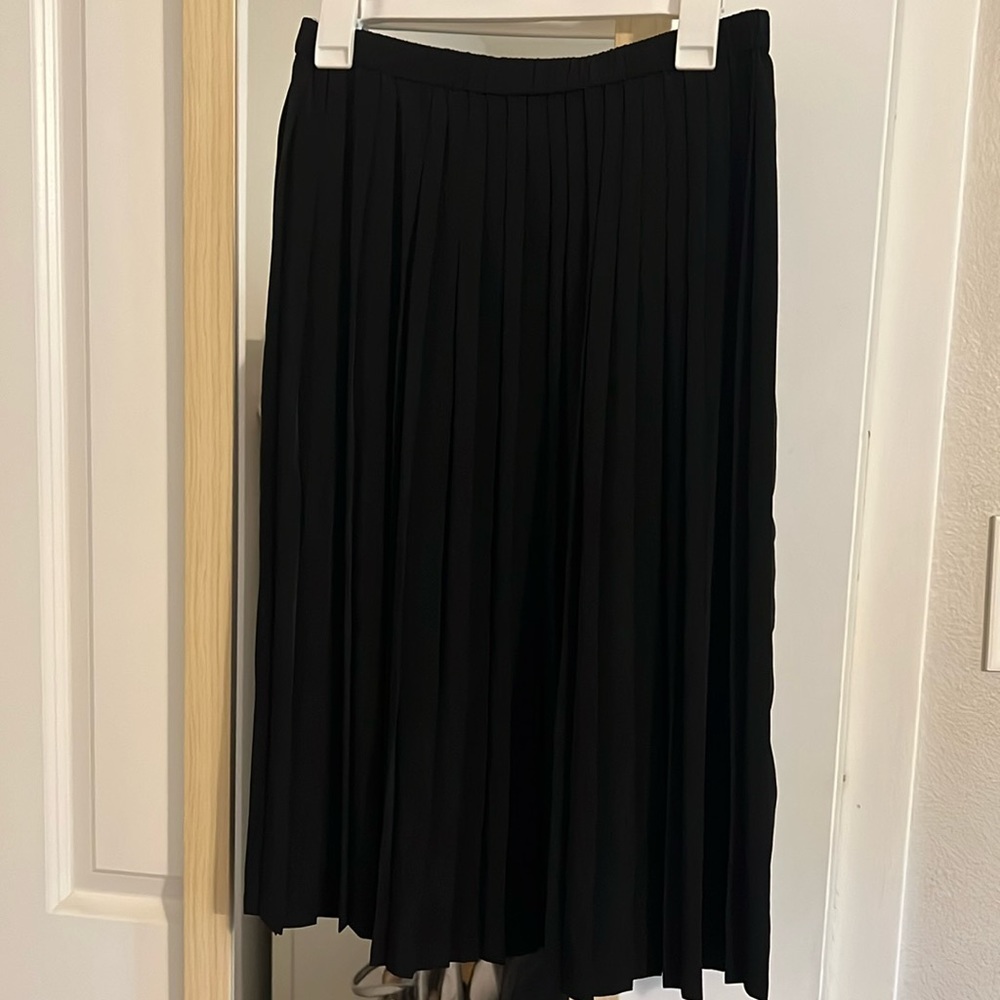 Banana Republic black satin-y pleated midi skirt, women’s size small, unlined